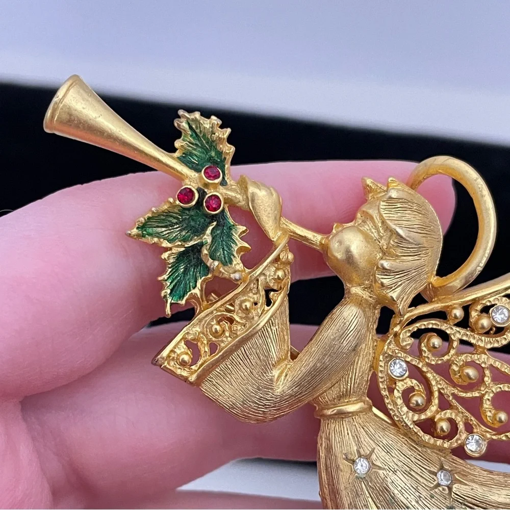 Vintage 90’s JJ Gold Tone Christmas Winter Holiday Festive Angle Pin / Brooch